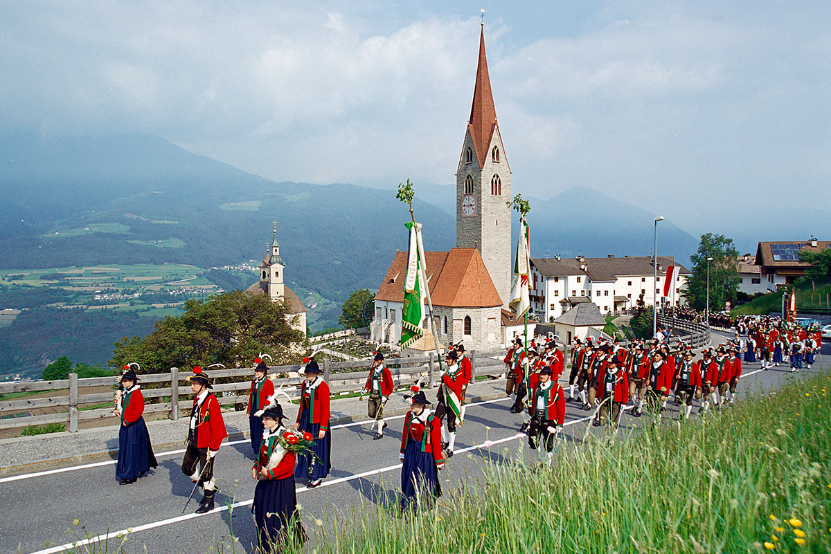 Kulturvereine-und-Prozession-suedtirol-brixen 